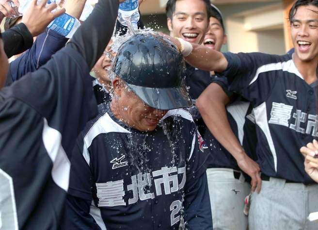 北市大教练廖文男（中）。（郑任南摄）