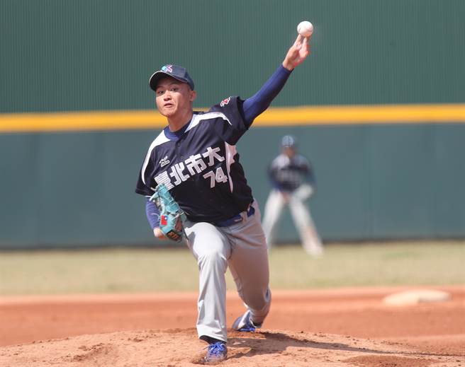 台北市大投手许育铭先发6.1局飙出8次三振。（郑任南摄）