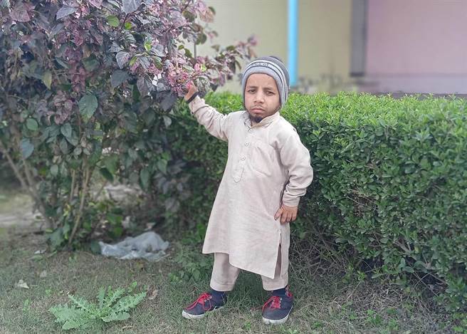 曼苏里因为罹患罕见疾病，身高只有60公分，这不仅让他遭到同侪嘲笑，还迟迟找不到女朋友。(图/撷取自Facebook/Azeem Mansoori)