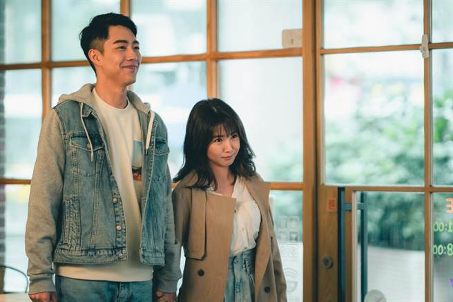 郭書瑤（右）和蔡凡熙在《再說一次我願意》中大談姊弟戀。（皮諾丘電影提供）