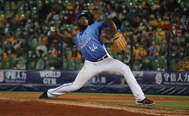 富邦悍將先發投手索沙7局被敲8安、投出6次三振、1保送，失4分拿下勝投。（富邦悍將提供）