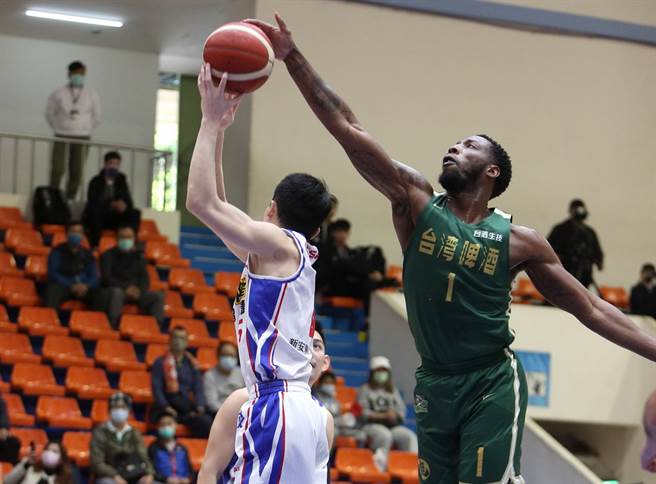 台啤洋将米勒从后面赏了裕隆后卫李恺谚一记麻辣锅。(中华篮协提供)