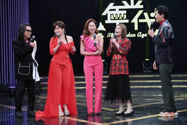沈文程（左起）、王彩樺、向蕙玲、朱海君與黃鐙輝開心同台。（華視提供）