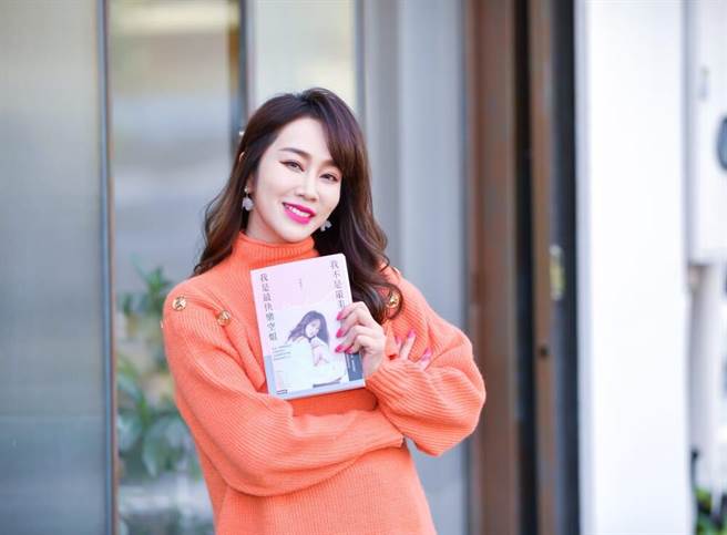 林佩瑤出新書。（盧禕祺攝）