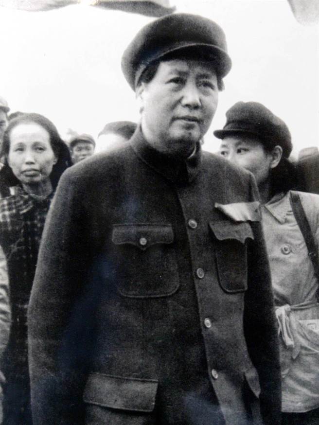 文史工作者徐宗懋於2004年2月27日上午在聯勤信義俱樂部舉行「二二八事變第一主角謝雪紅珍貴照片」新書發表會。圖為北京台盟總部提供的1949年10月1日中共建國大典時，謝雪紅（左）站在毛澤東（中）身後的照片。（本報系資料照片）