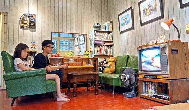 屏東市勝利星村「有。好樹」藝術工作室開幕，提供「空間出租」，小朋友能用古董電視看卡通。（潘建志攝）