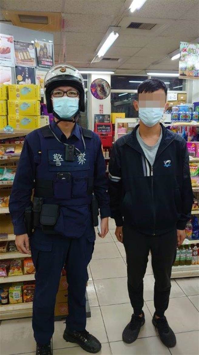 高市警三民第二分局日前接获辖内超商报案，指称有位年轻男大生在凌晨提领3万元欲购买游戏点数给网友，超商人员怀疑男大生遭骗，立刻寻求警方协助，成功拦阻诈骗。（高市警三民二分局提供／洪浩轩高雄传真）
