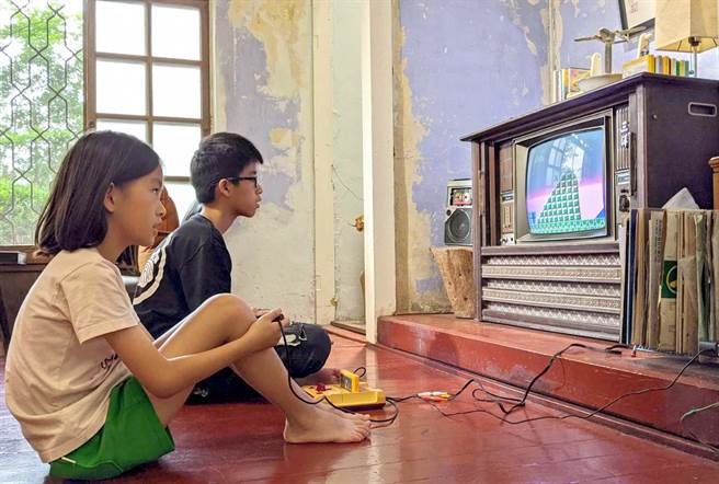 屏東市勝利星村「有。好樹」藝術工作室開幕，提供「空間出租」，小朋友能用拉門電視機玩任天堂紅白機。（潘建志攝）