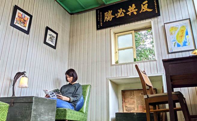 屏東市勝利星村「有。好樹」藝術工作室開幕，提供「空間出租」，牆上還有「反共必勝」的時代標語。（潘建志攝）