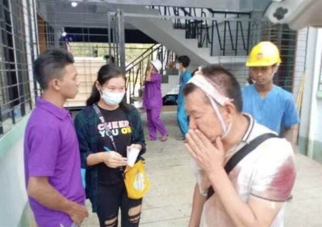 縱火者攜帶武器大肆破壞，部分中方人員在工廠遭受衝擊後失聯，數名中方人員受傷，部份員工一被困。圖為遭攻擊受傷的中方人員。（圖／微博）