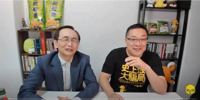 媒体人吴子嘉(左)在宅神朱学恒(右)的直播节目中分析2022年六都选情。(翻摄朱学恒YouTube直播)
