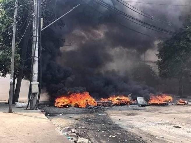 網上傳出緬甸仰光多家中資企業遭縱火，廠區遭嚴重破壞，許多中方人員被打傷。（圖／推特@wkkaung)