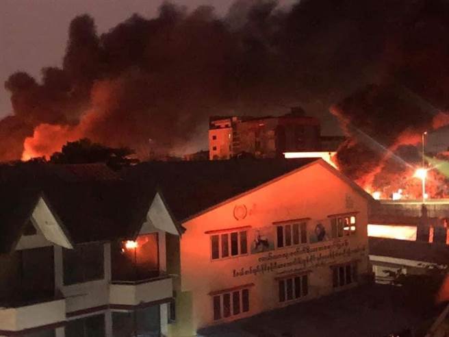 仰光工業區的中資服裝企業多達十數家遭到民眾圍攻，大量身份不明的民眾騎著摩托車，帶著鐵棍、斧頭和汽油桶，衝進廠區開始打砸、破壞並縱火。（圖／推特@AyeSu21489638)