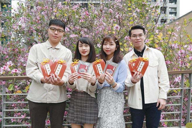 中興大學新推出「興福御守」滴雞精，受年輕群族喜愛。      圖／中興大學提供