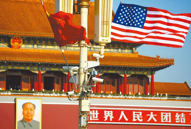 近年中美因贸易战，关系一再恶化，美国拜登政府上台后，双方将召开高层对话，预料将只是相互刺探。图为2009年两国关系友善，北京天安门广场飘扬着中美国旗。（中新社）