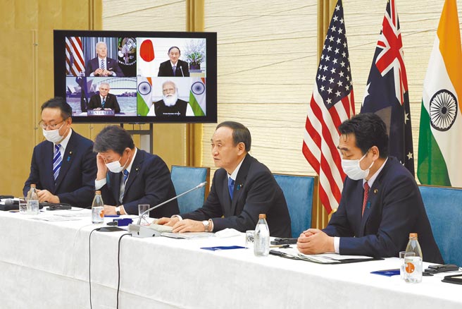 美国、日本、印度与澳洲四国领导人（自左上角依顺时钟方向）12日晚间以视讯会议举行四方安全对话（Quad）2004年成立以来首次峰会。（美联社）
