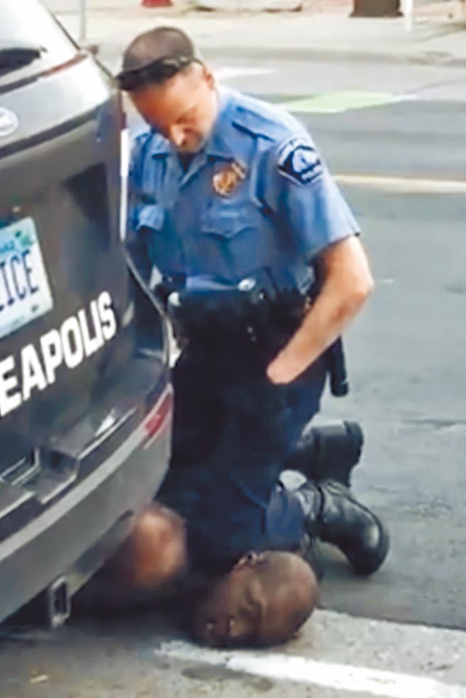 美國即將對白人警察蕭文壓脖導致非裔佛洛伊德死亡開啟司法審理。（美聯社）