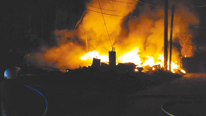 后里一間橡膠廠1個月內發生4次火災，警消單位將調查是否涉及人為縱火。（民眾提供／陳淑娥台中傳真）