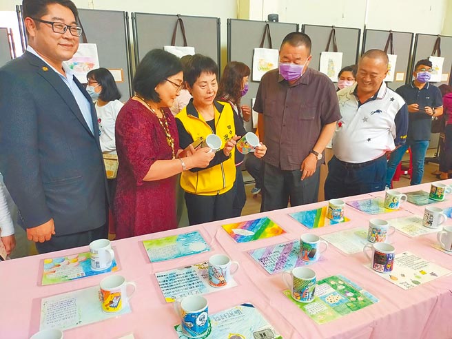 田中鎮長洪麗娜（左三）昨出席開幕式並參觀學生創意十足的各式作品。（公所提供／謝瓊雲彰化傳真）