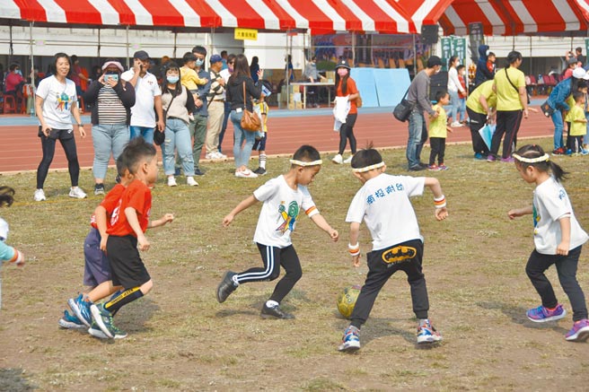 足球运动向下扎根，南投县13日举办幼儿足球赛。（南投县政府提供／廖志晃南投传真）