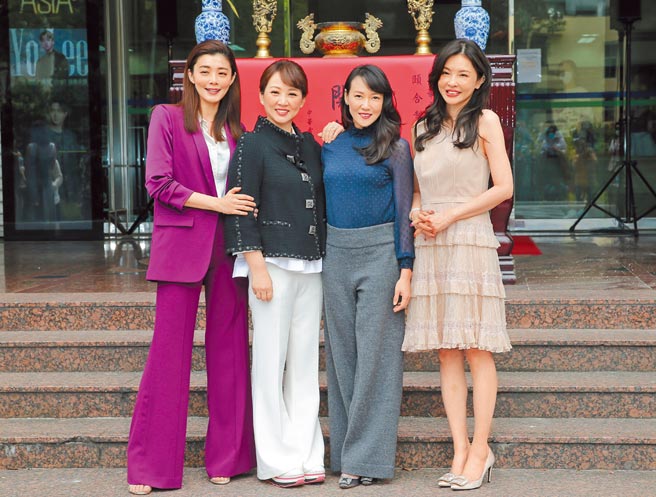 夏如芝（左起）、郁方、张本渝、何如芸昨出席华视新戏开镜。（卢祎祺摄）