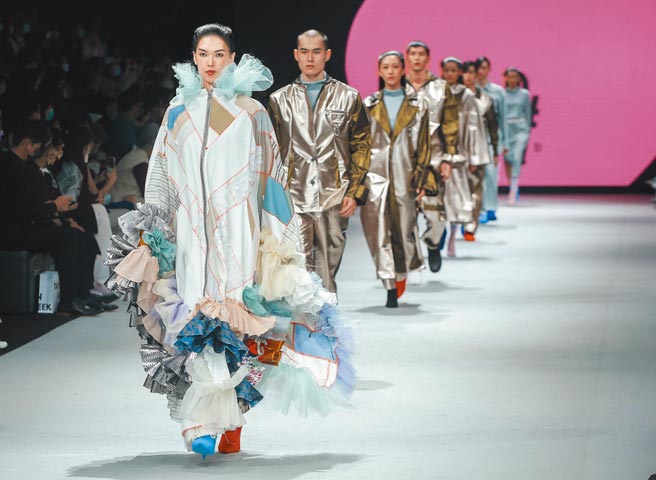 旅德设计师黄世舜创立的品牌＃DAMUR，定调高端街头服饰，并勇于打破思维定格。（粘耿豪摄）