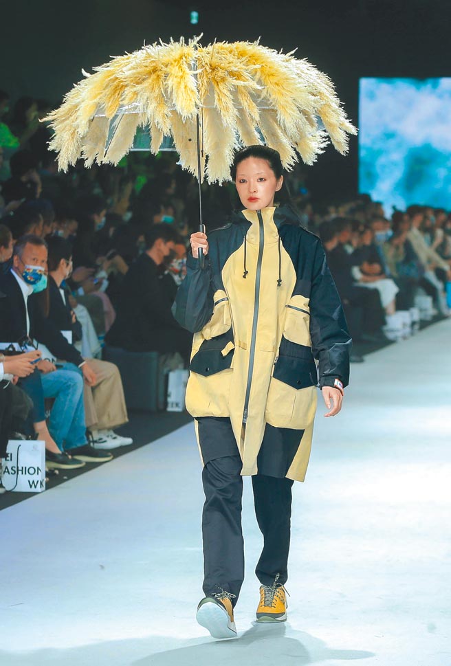 WEAVISM织本主义以「别把我们当塑胶」为创作主题，推出颠覆认知的永续系列。（粘耿豪摄）