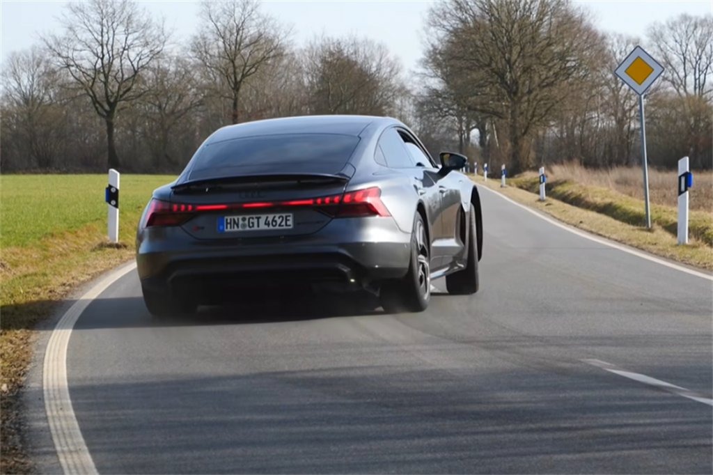 Audi e-tron GT 飆上德國無速限高速公路：四大頂規電動跑車你愛誰？
