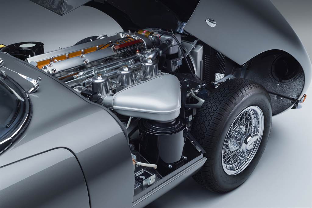 擁有265匹馬力的3.8升直六XK引擎得益於1961年的鋁合金本體，並追加電動冷卻風扇與電子點火系統滿足日常使用，而全新的拋光不鏽鋼排氣系統擁有更為低沉的聲浪。
