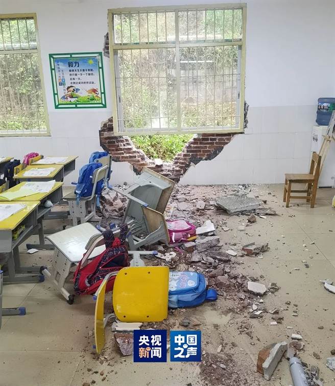 一颗巨石就突然撞进教室，将后方的桌椅全部砸烂。(翻摄中国之声)

