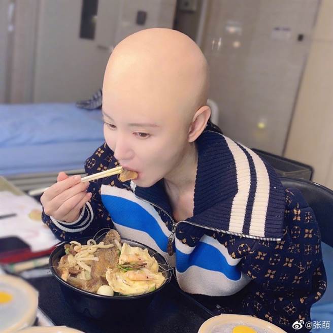 粉丝调侃张萌光头很亮。（图／翻摄自微博）