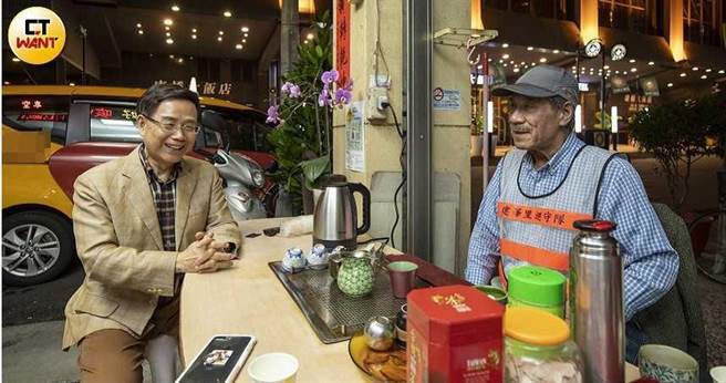 知名主持人田文仲关心邻里，自愿加入建华里巡守队，就算退出第一线，他仍每晚在里长办公室外的骑楼泡茶，接待辛苦巡逻的巡守员。（图／宋岱融摄）