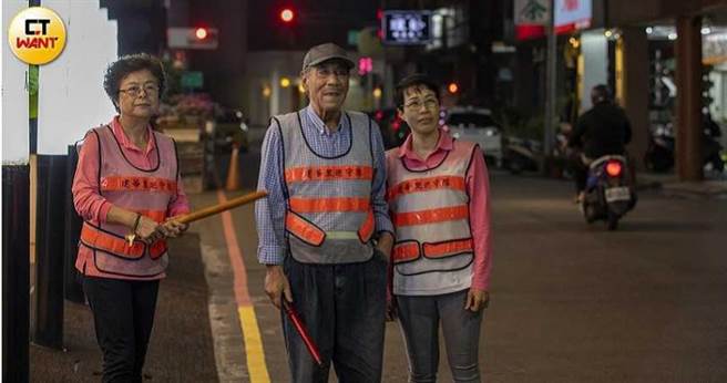 田文仲发现建华里环境复杂，于是将里办公室当作「精神哨」，日日值班到深夜，成为当地最可靠的路口守护神。（图／宋岱融摄）