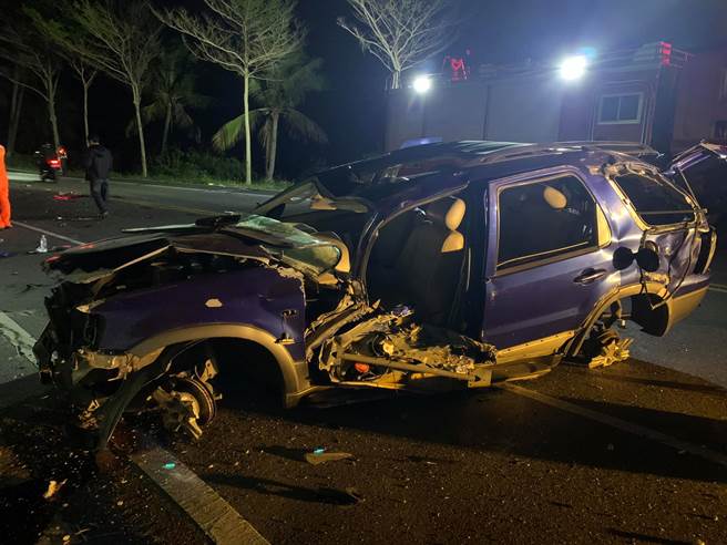 台东县台11线南下147.5公里处，台东县东河乡加母子湾路段，今天（15日）凌晨2时许，一辆蓝色轿车发生严重车祸。(图/翻摄自脸书台东脸书灾害通报)