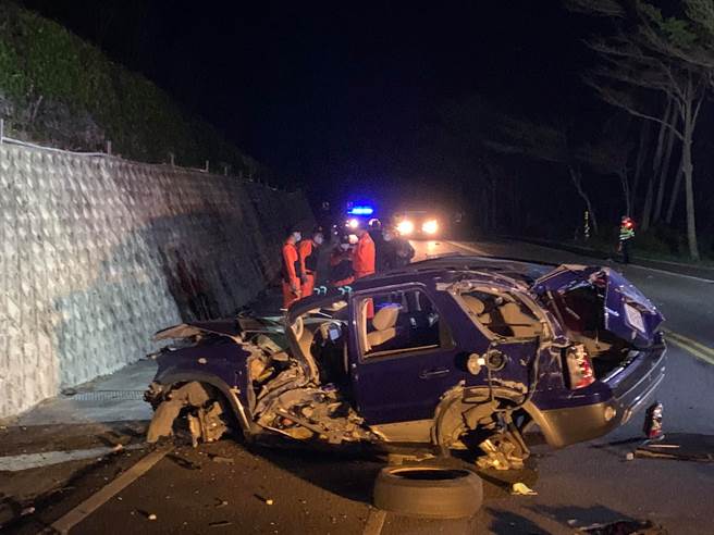 台東縣台11線南下147.5公里處，台東縣東河鄉加母子灣路段，今天（15日）凌晨2時許，一輛藍色轎車發生嚴重車禍。(圖/翻攝自臉書台東臉書災害通報)