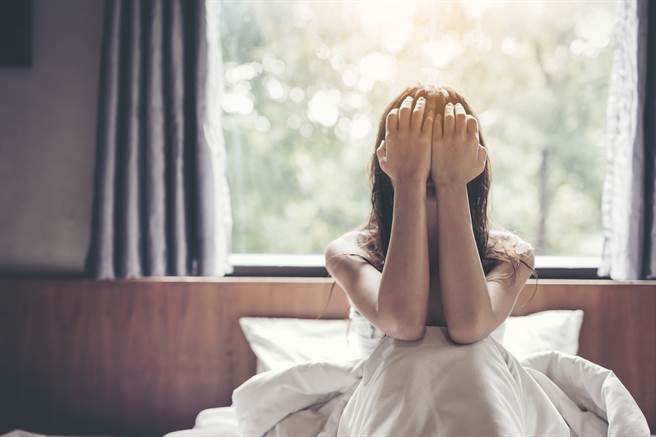 一名醫學院女大生在自己的臉書上爆料，去年底曾遭一名崇拜已久的學長性侵得逞，遭到大批網友轉發，不少網友替她抱不平，但也有一部人懷疑其真實性。（圖／示意圖，達志影像）