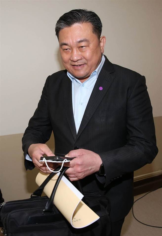 立委王定宇15日出席立法院國防外交委員會簽到，回應租屋緋聞，表示房屋已退租，而監院財產申報的錯誤已更正。（王英豪攝）