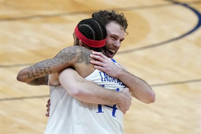 完成新冠疫苗接種的鵜鶘前鋒梅利，以後就可以大方跟隊友擁抱了。(美聯社)