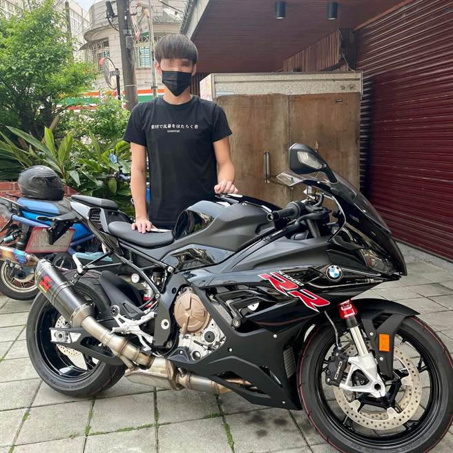 桃园一名年轻男子砸百万，用「全贷月付84期」买下一台BMW S1000RR重机。(图/截自脸书 兆丰车业)