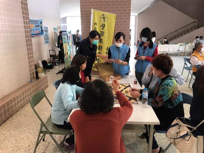 警察局與現場民眾一同參與「詐騙防衛隊」桌遊遊戲，透過近距離與民眾互動之方式，讓參與者了解詐騙的各種手法及情境。（警方提供）