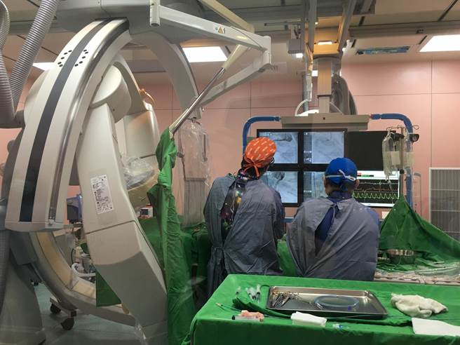 李姓病患骑车失去意失昏迷路旁，李姓病患送往大甲李综合医院立即施行紧急支架置放手术。（大甲李综合医院提供）