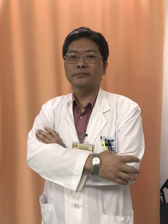 冯致中医师强调预防心肌梗塞首要做到的就是戒菸，以及低油、低糖、低盐及高纤的健康饮食方式。（大甲李综合医院提供）