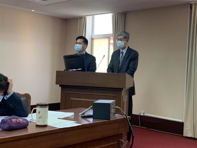 交通部长林佳龙与航港局长叶协隆。（潘千诗摄）