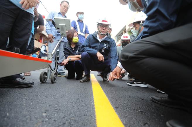 高雄市長陳其邁上任後，要求落實道路「高高平」。（圖／摘自陳其邁臉書）