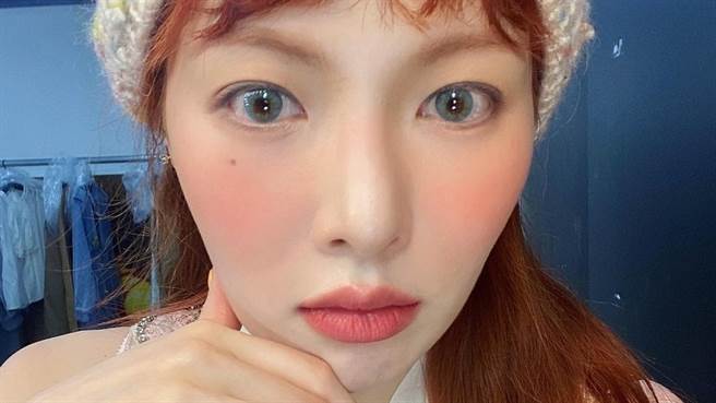 泫雅为内衣品牌CK所拍摄的形象照，近日在网路上陆续公开。（图／IG@hyunah_aa）