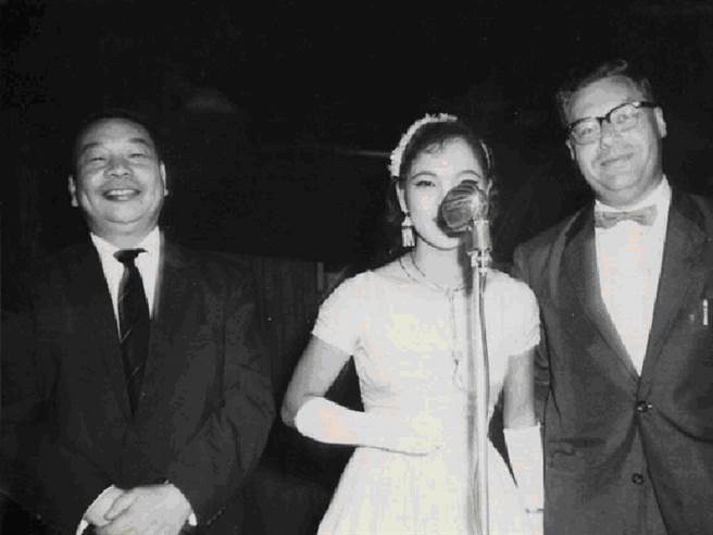 1957～1960年間，克萊恩和蔣經國參加黑蝙蝠中隊的節目。（作者提供）