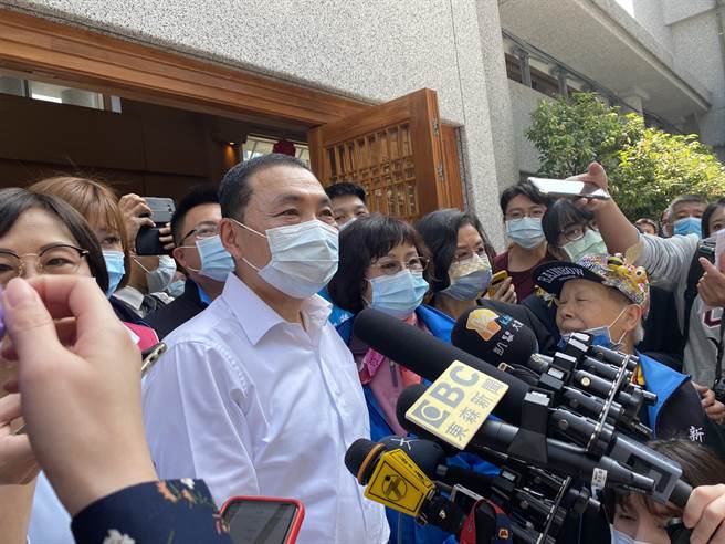 新北警备勤室天花板查获枪毒　侯友宜：面对违法绝不宽贷(戴上容摄)