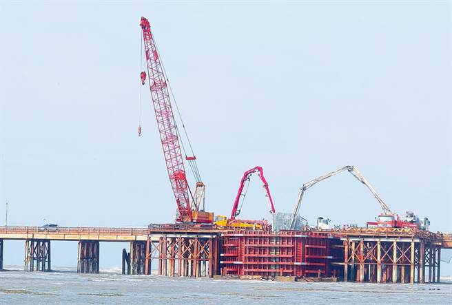 麦寮救藻礁、替代三接等说法引热议。图为施工中的三接连接桥梁工程现况。（陈怡诚摄）