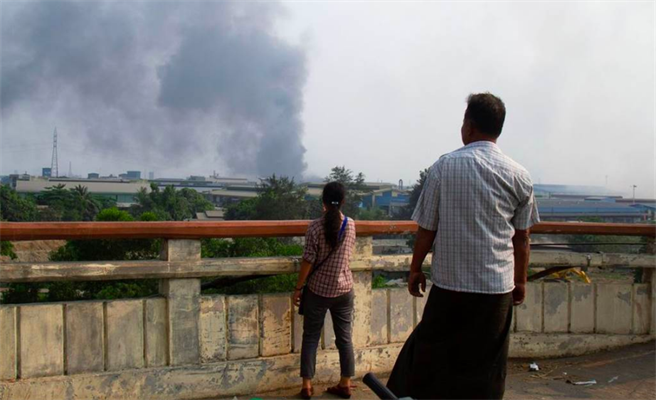 仰光的莱达雅区昨天下午示威情势混乱，数十人遭到军警镇压死亡，多间工厂遭人放火。（路透社）