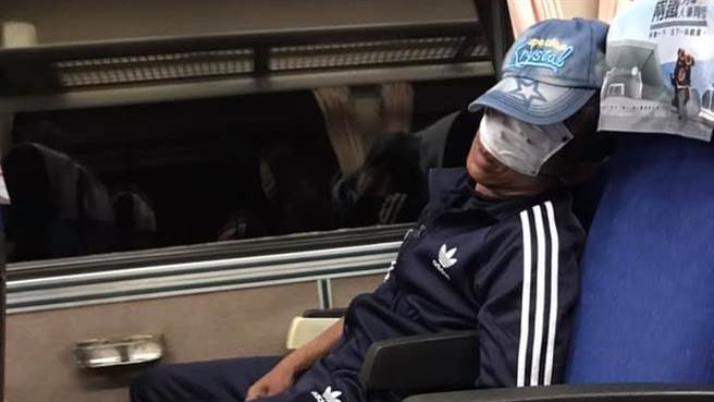 一名女网友目击一名男子，在行进的自强号上呼呼大睡，还将口罩当眼罩戴，令不少人看傻眼。（图／翻摄自爆怨公社）